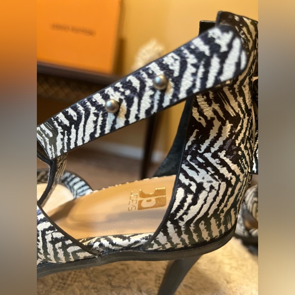 Joe's Jeans Womens High Heels Strappy Ankle Zip Zebra Print Black/White Size 8 - Picture 4 of 6